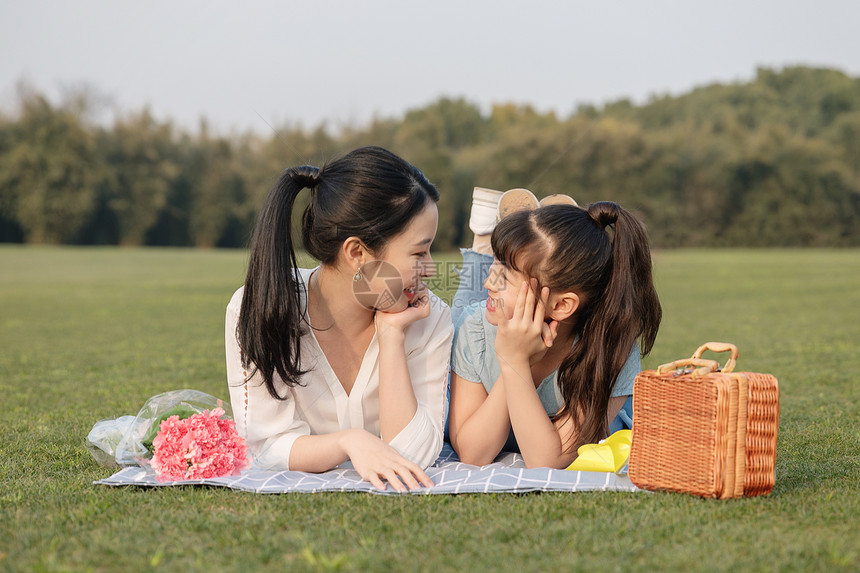 妈妈和女儿在草坪玩耍图片