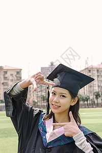 毕业季穿学士服的美女大学生高清图片素材