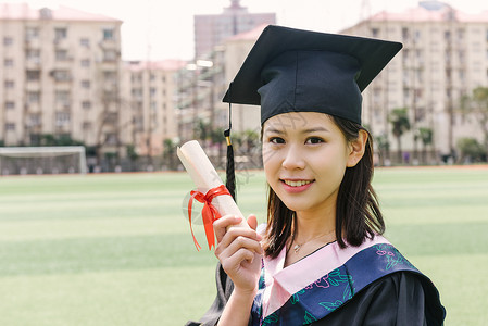 毕业季穿学士服的女孩学生高清图片素材