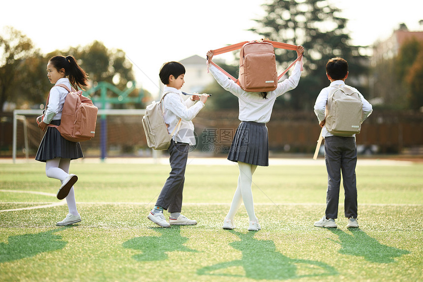 小学生操场活动图片