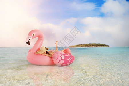 火烈鸟游泳泳装美女海边游玩设计图片
