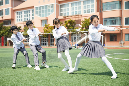 小学生拔河体能比赛高清图片