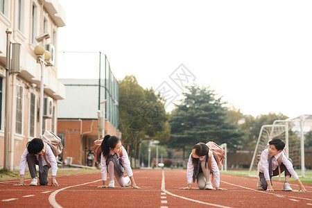 四个小男孩小学生奔跑背景