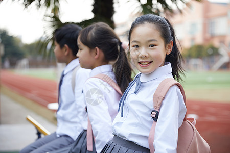 小学生操场活动背景图片