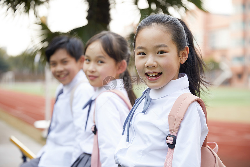 小学生操场活动图片