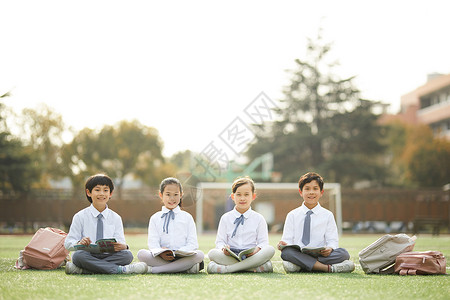四个男孩小学生操场活动背景