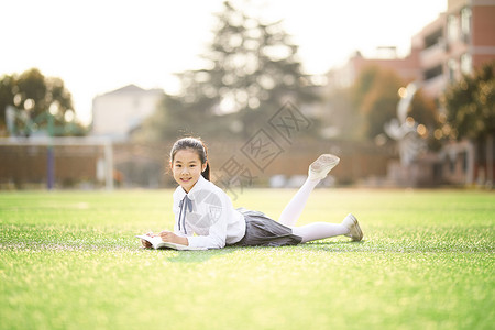 小学生操场活动高清图片