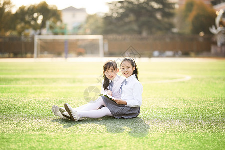 黄绿背景儿童节小学生操场活动背景