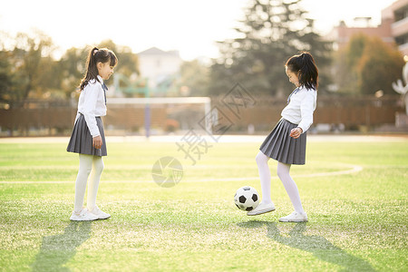 踢足球小女孩儿童节小女孩踢足球背景