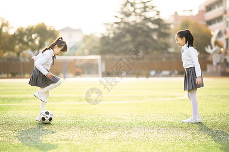 小女孩踢足球图片