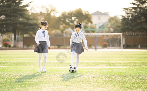 小学生踢足球图片