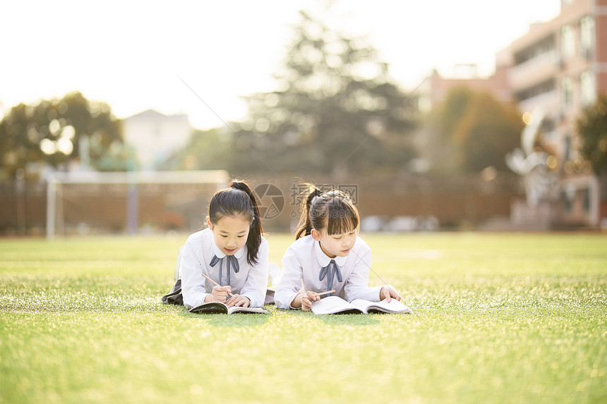 小学生趴在操场学习图片