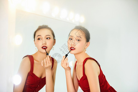 性感美女化妆镜前涂口红高清图片