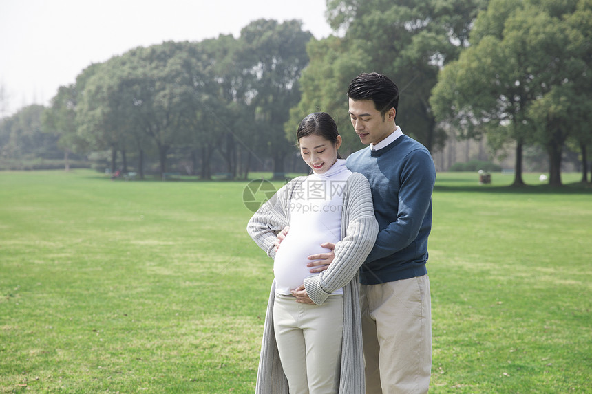 丈夫陪孕妇在公园图片