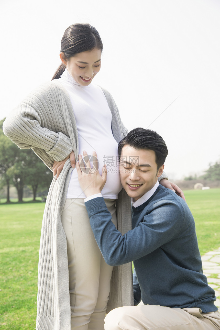 丈夫听孕妇的肚子图片