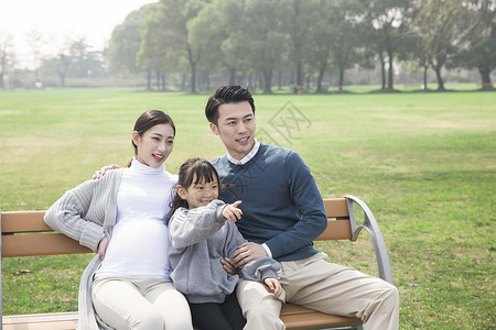 一家人在公园长椅上休息图片