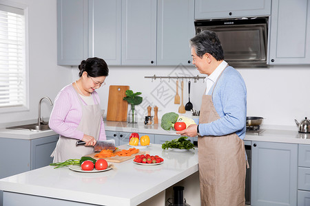 老年夫妻做饭高清图片