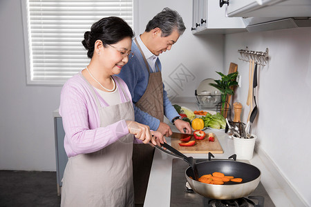 家庭炒菜爷爷奶奶炒菜做饭背景