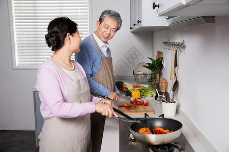 爷爷奶奶炒菜做饭图片