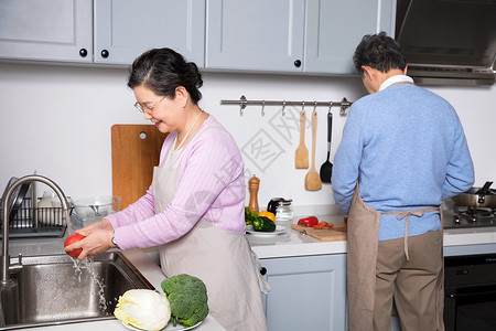 爷爷奶奶居家做饭图片