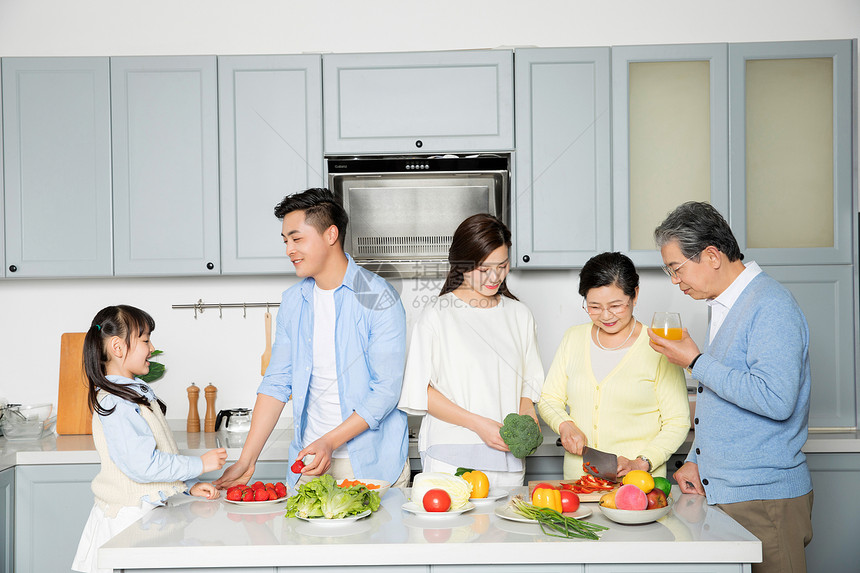 全家人一起做饭图片