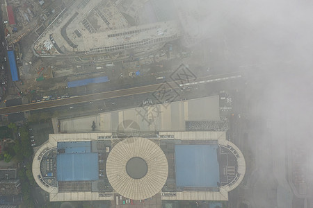 迷雾中的城市轨道交通轻轨图片
