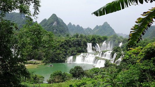 瀑布山水画广西德天瀑布背景