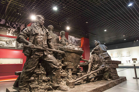 党政教育大连现代博物馆抗日战争主题雕塑（仅限媒体用图使用，不可用于商业用途）背景