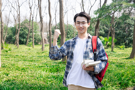 青年男性学生户外阅读图片