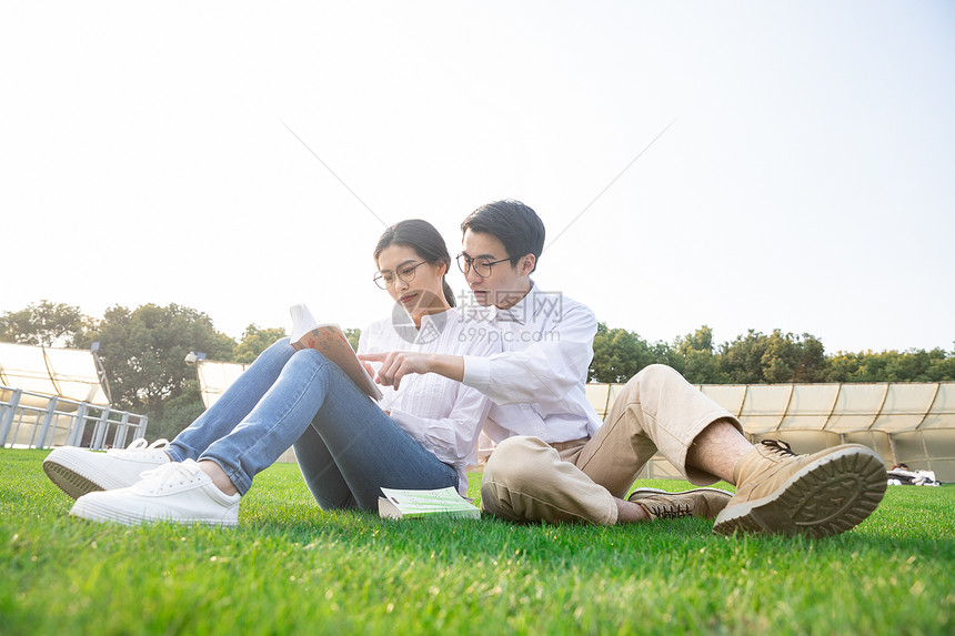 青年情侣户外阅读图片
