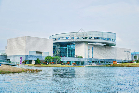 在主体傍水而建的李自健美术馆主体建筑背景