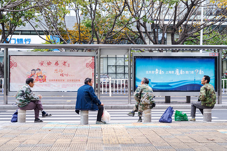 公交站图标坐在路墩子上的民工背景