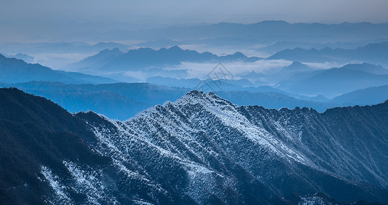 贵州梵净山风雪中的梵净山背景