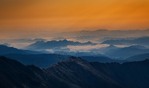 雪山星空梵净山金色云霞背景