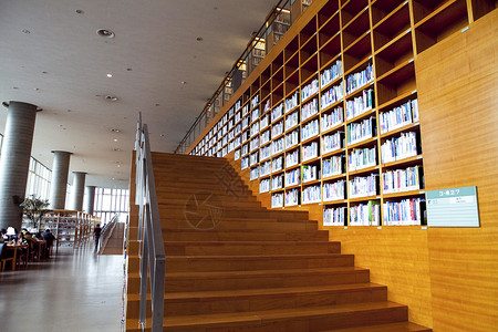 书籍的阶梯上海浦东图书馆背景