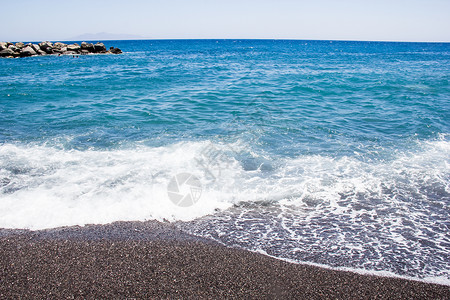 爱琴海边的黑石海岸线背景图片