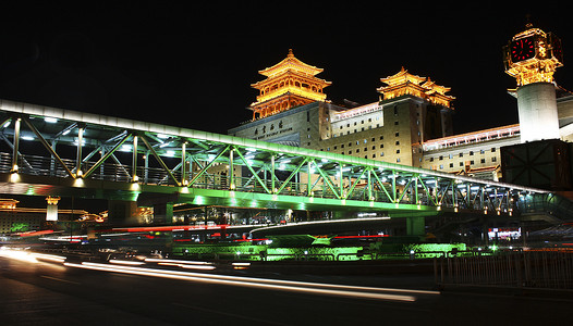 火车站夜幕夜幕下的北京西站背景