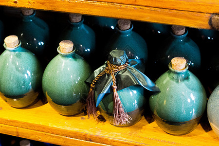 精美的古风陶瓷酒瓶高清图片
