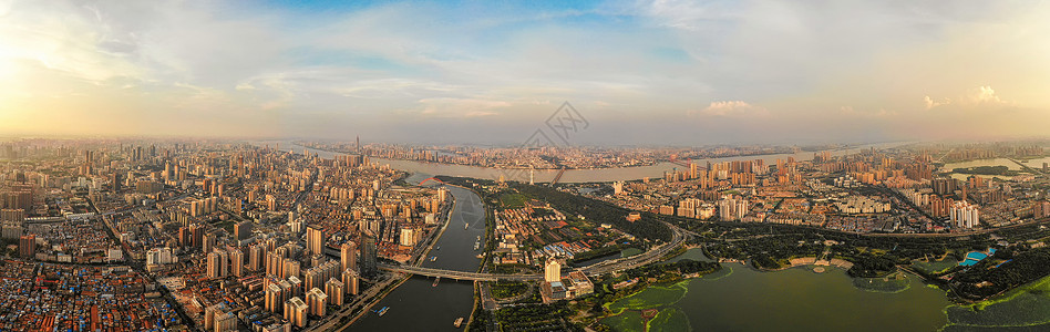 夕阳下的城市风光全景长图背景图片