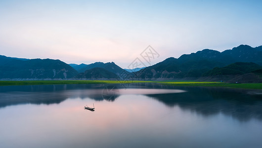 湖泊溪流瀑布背景图片