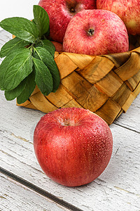 木板上的红苹果背景图片