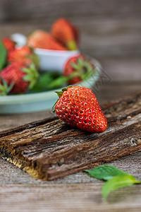 木板上的草莓图片