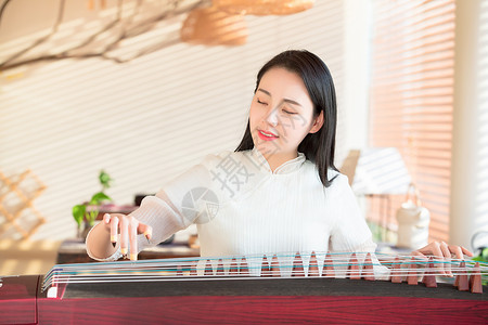 美女弹古筝背景图片