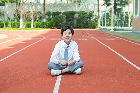 小学生坐在跑道上图片