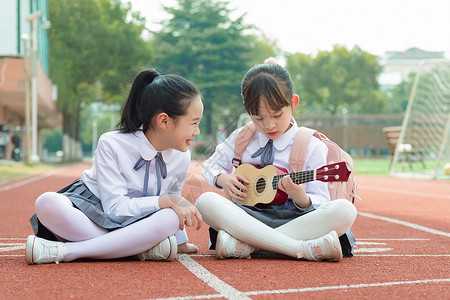 女生弹琴小学生操场弹琴背景