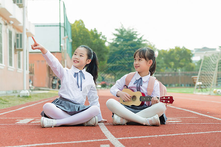 儿童节小学生操场弹琴背景图片