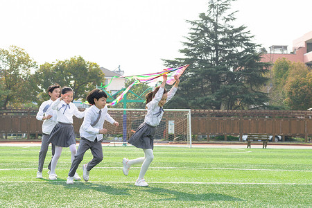 放假了女孩小学生操场放风筝背景