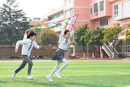 放假了女孩小学生追逐放风筝背景