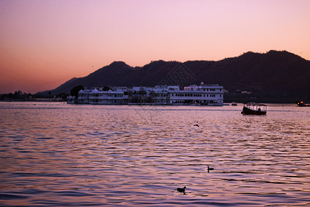 印度乌代布尔皮丘拉湖日落背景