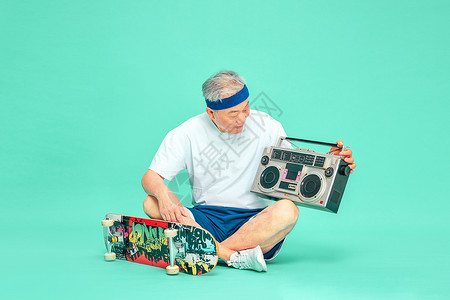 老人运动滑板收音机图片